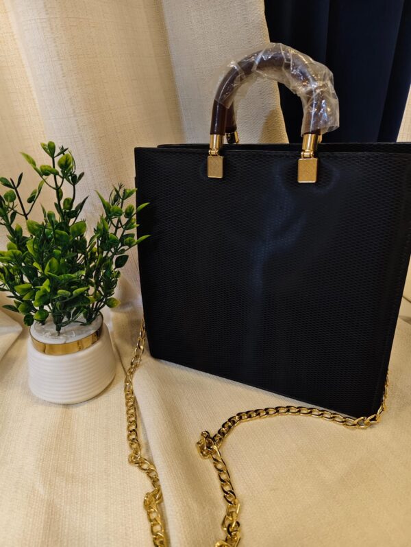 Gucci premium quality medium size tote bag with single compartment - Image 4