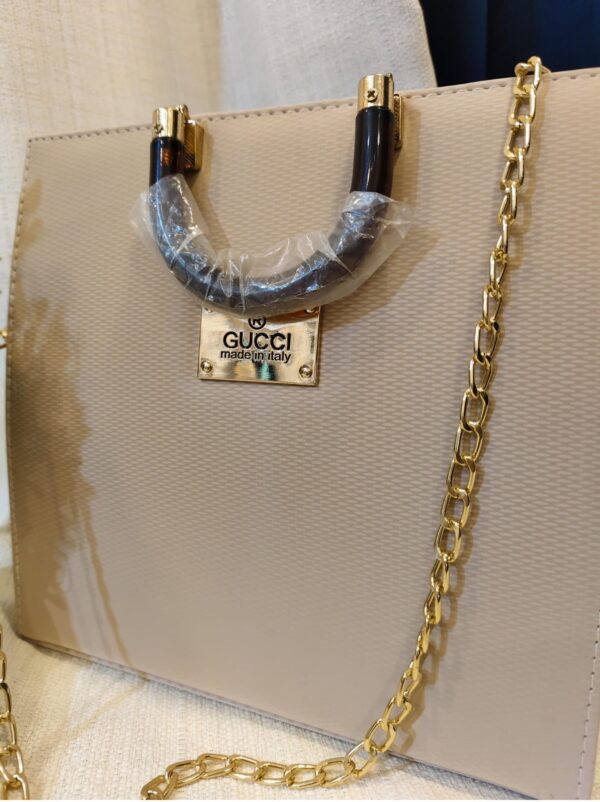 Gucci premium quality medium size tote bag with single compartment - Image 4