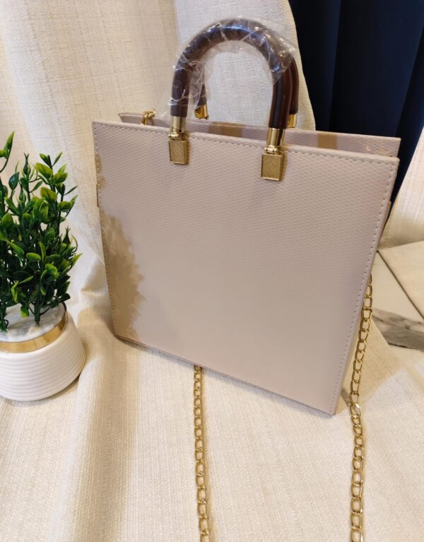 Gucci premium quality medium size tote bag with single compartment - Image 3