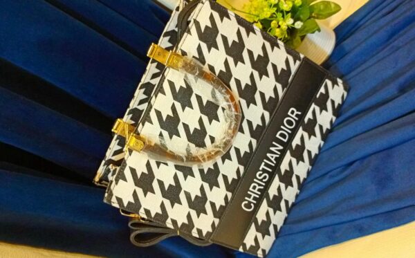 Medium size christian dior bag with hight quality