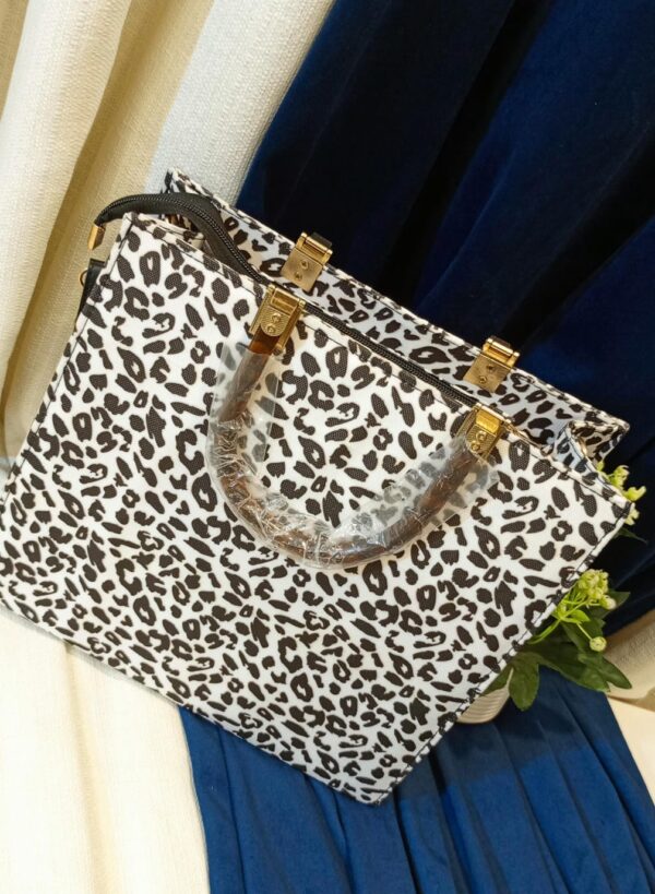 Medium size christian dior bag with hight quality - Image 4