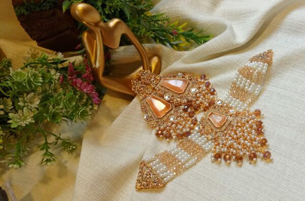 Choker with heavy earrings pearl