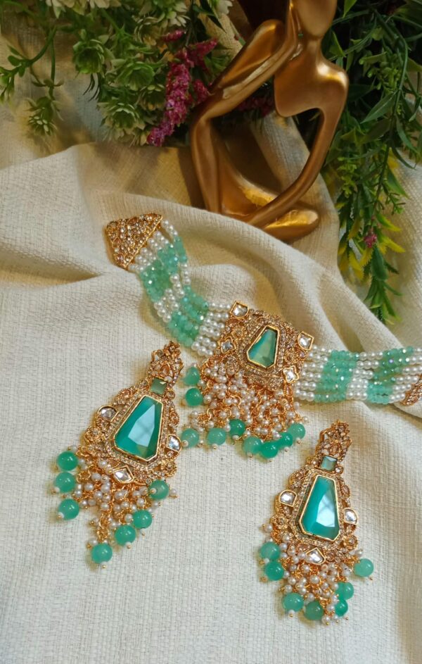 Choker with heavy earrings pearl