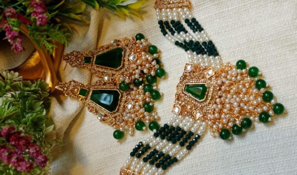Choker with heavy earrings pearl