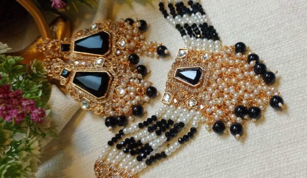 Choker with heavy earrings pearl