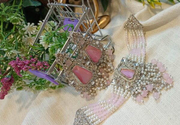 Choker with heavy earrings pearl