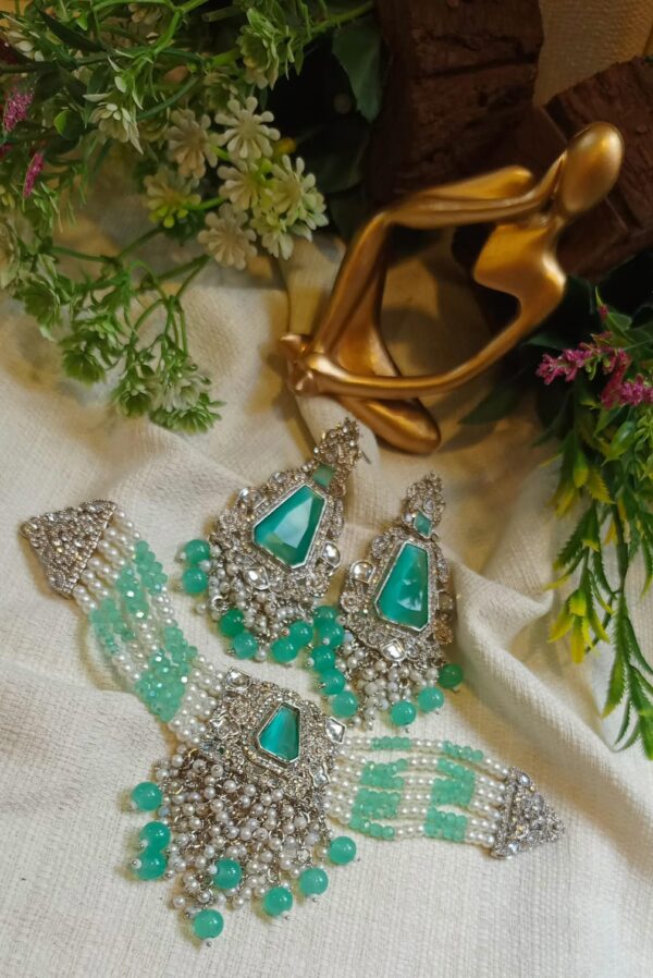 Choker with heavy earrings pearl