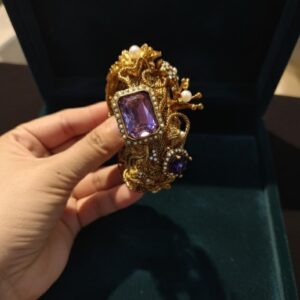 Elegant adjustable handcuff