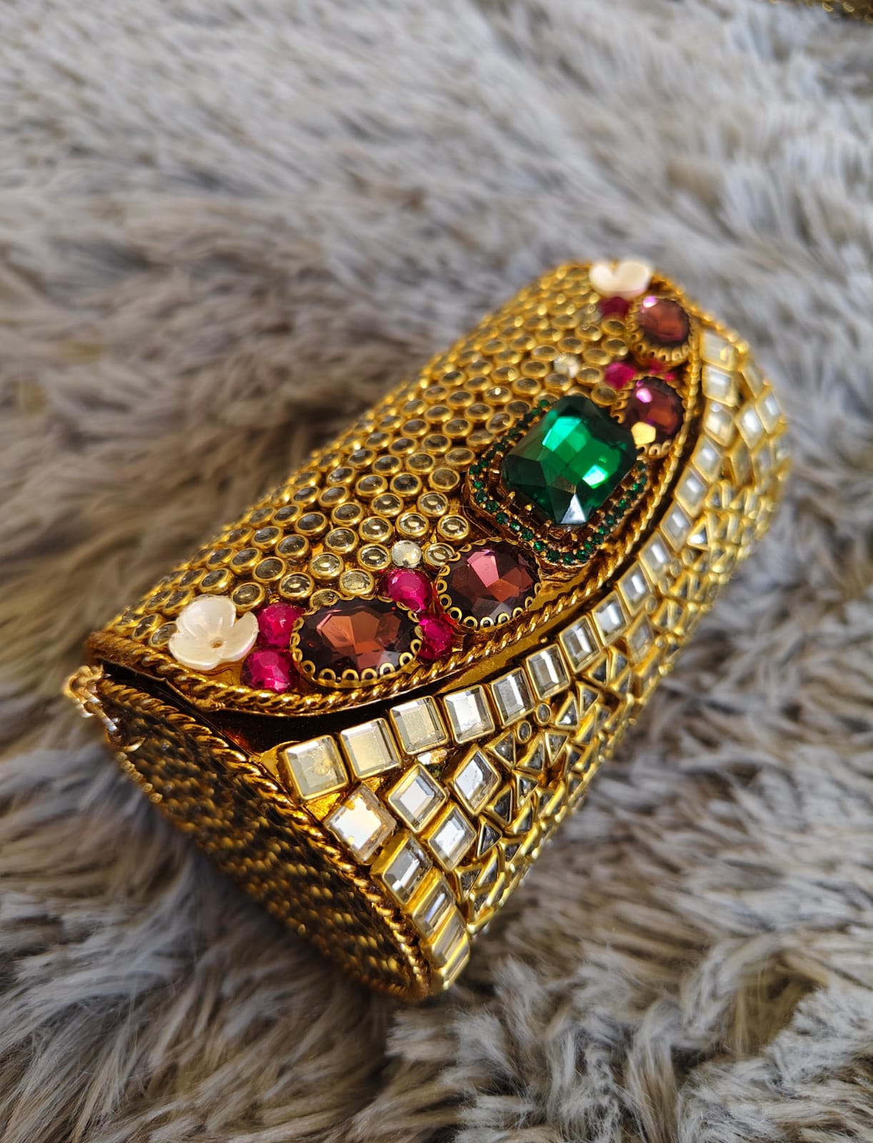 A breathtaking mini cylinder clutch